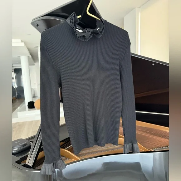 OSCAR DE LA RENTA , Black Ribbed Long Sleeve Top with Pleated Collar and cuffs - Picture 9 of 10